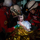 Bei den russischen Angriffen sind Dutzende Menschen in der Hauptstadt Kiew verletzt worden. - Foto: Evgeniy Maloletka/AP/dpa