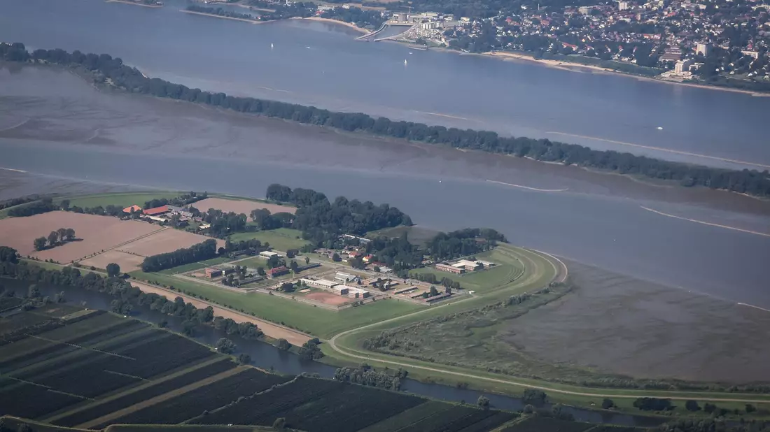 Das Jugendgefängnis Hahnöfersand liegt auf der gleichnamigen Elbinsel zwischen Hamburg und Niedersachsen. (Archivbild) - Bild: Christian Charisius/dpa