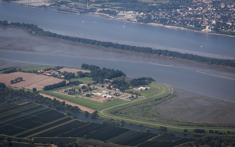Das Jugendgefängnis Hahnöfersand liegt auf der gleichnamigen Elbinsel zwischen Hamburg und Niedersachsen. (Archivbild) - Foto: Christian Charisius/dpa
