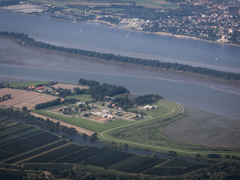 Das Jugendgefängnis Hahnöfersand liegt auf der gleichnamigen Elbinsel zwischen Hamburg und Niedersachsen. (Archivbild) - Foto: Christian Charisius/dpa