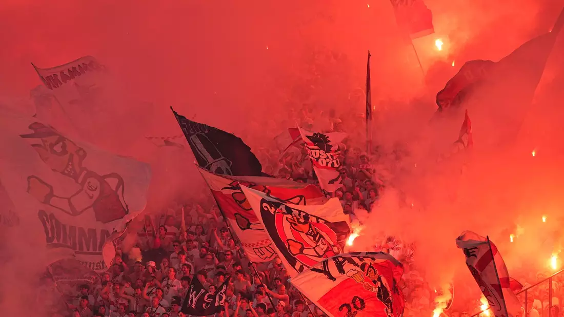 Fans zünden beim Pokalfinale Pyrotechnik.  - Bild: Michael Kappeler/dpa