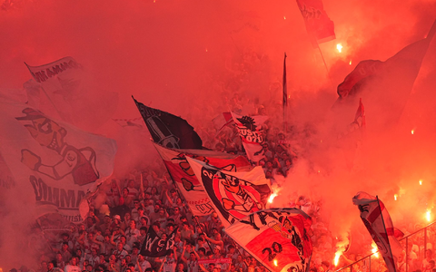 Fans zünden beim Pokalfinale Pyrotechnik.  - Foto: Michael Kappeler/dpa