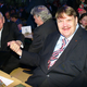 Bernd Posselt (r), Sprecher der Sudetendeutschen Volksgruppe, mit dem Schriftsteller Milan Uhde (l), dem diesjährigen Preisträger des Europäischen Karlspreises der Sudetendeutschen, an einem Tisch. - Foto: Michael Heitmann/dpa