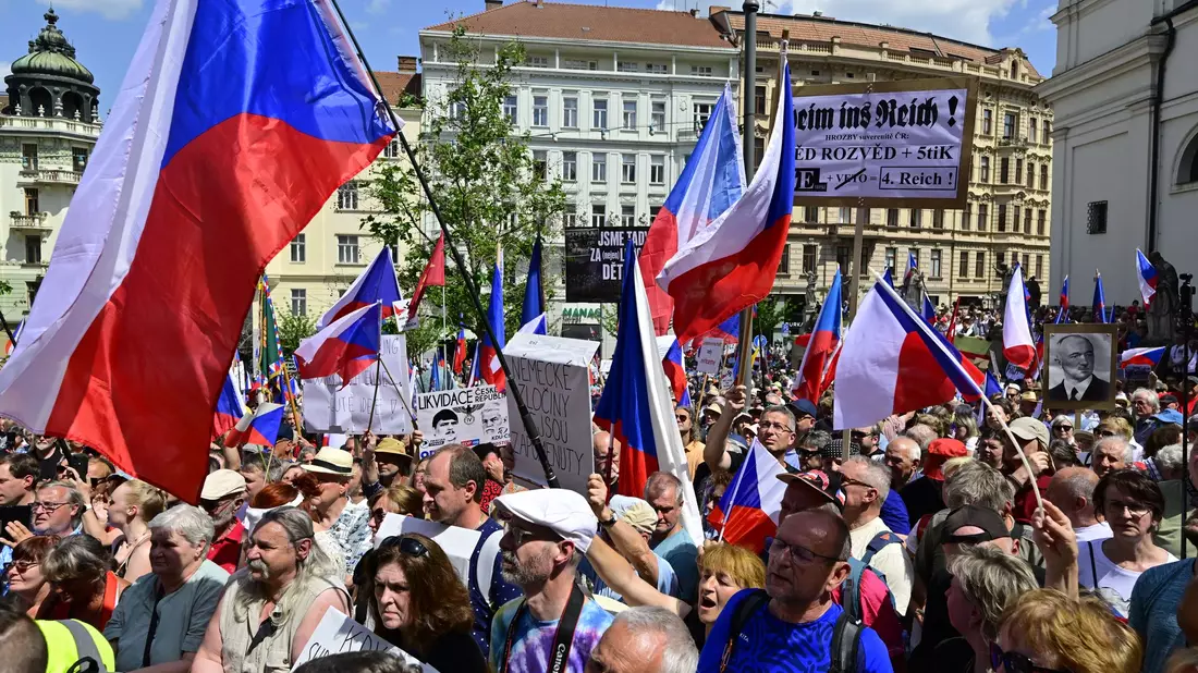 Der Protestmarsch gegen den Sudetendeutschen Tag in Brno (Brünn). - Bild: Šálek Václav/CTK/dpa