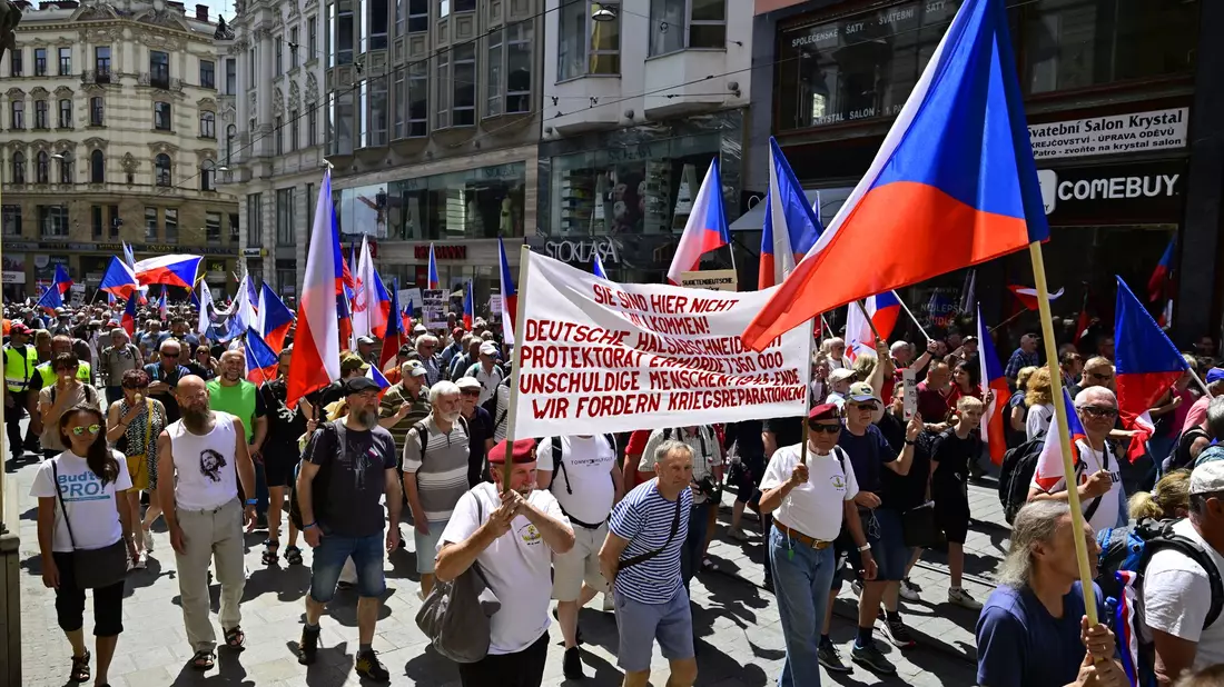 Hunderte zogen bei dem Protestmarsch gegen den Sudetendeutschen Tag durch Brno (Brünn). - Bild: Šálek Václav/CTK/dpa
