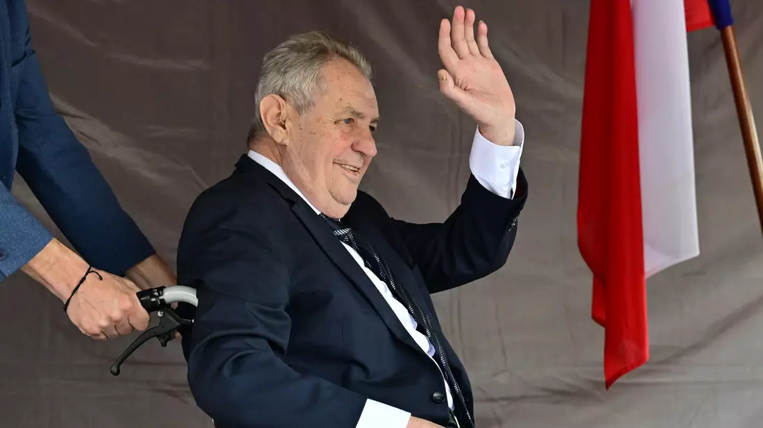 Miloš Zeman, ehemaliger Staatspräsident von Tschechien, wurde bei der Demo gegen den Sudetendeutschen Tag im Rollstuhl auf das Podium geschoben. - Bild: Šálek Václav/CTK/dpa