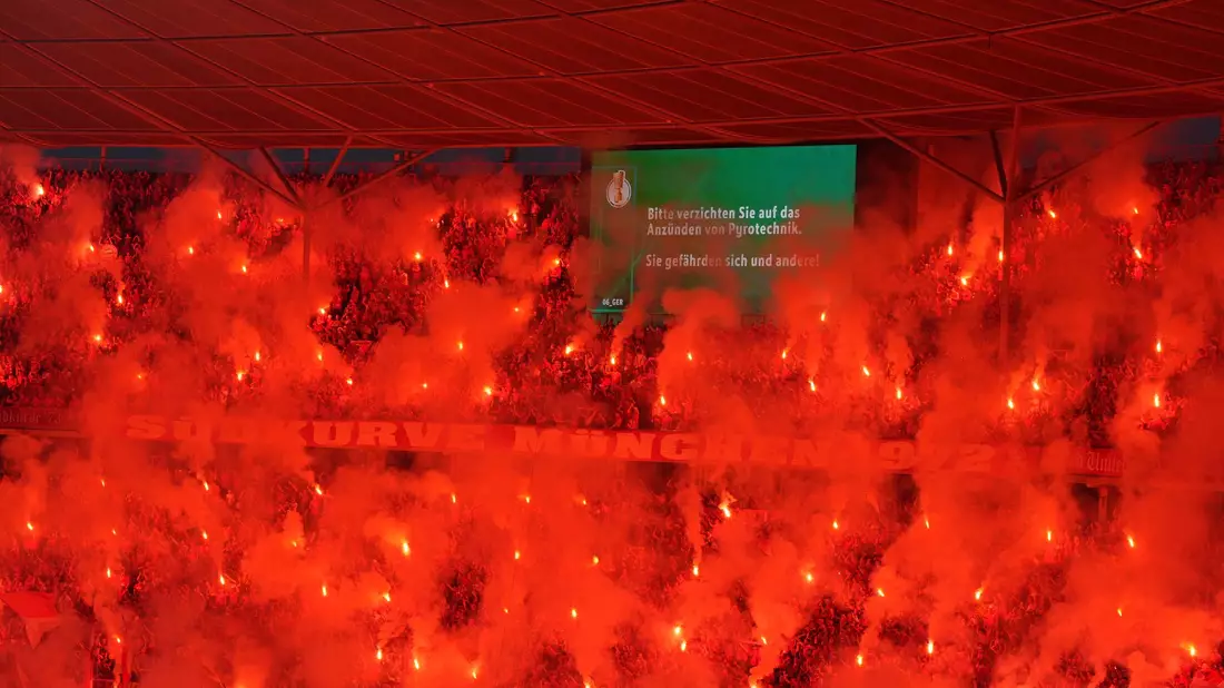 Fans zünden beim DFB-Pokalfinale Pyrotechnik.  - Bild: Soeren Stache/dpa