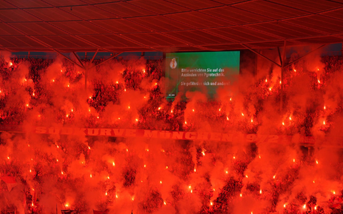 Fans zünden beim DFB-Pokalfinale Pyrotechnik.  - Foto: Soeren Stache/dpa