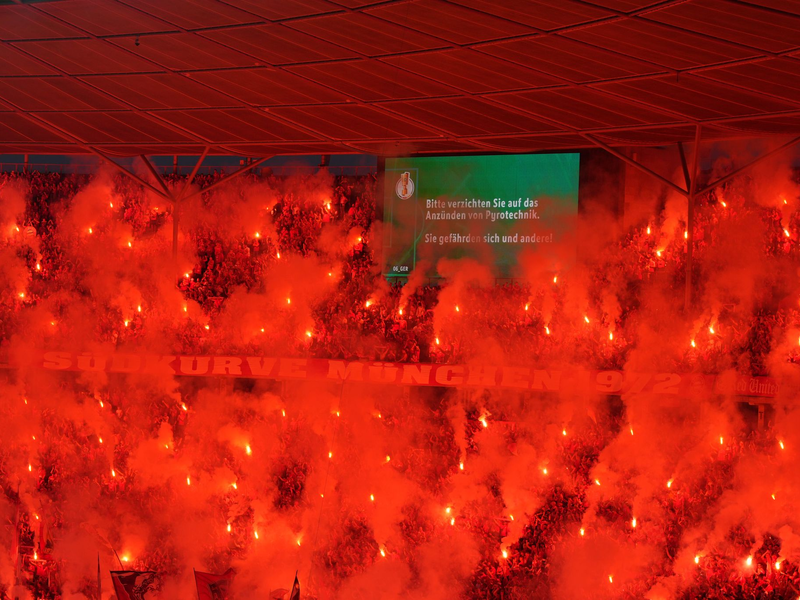 Fans zünden beim DFB-Pokalfinale Pyrotechnik.  - Foto: Soeren Stache/dpa