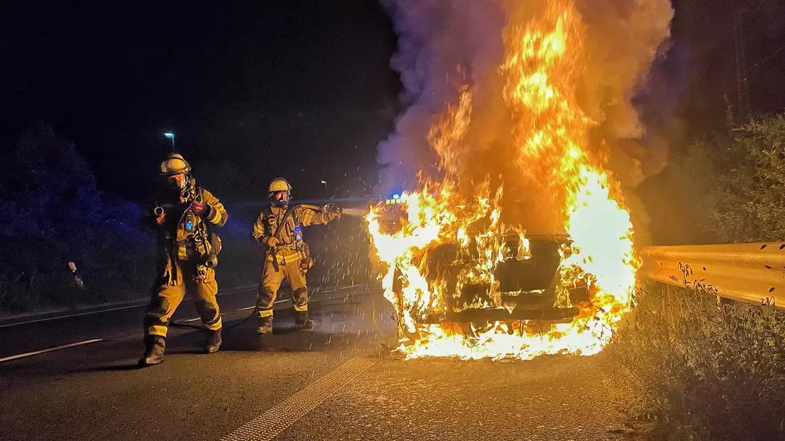 FW-NE: Fahrzeugvollbrand im Hafengebiet | Fahrer unverletzt - Bild: presseportal.de