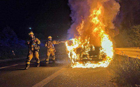 FW-NE: Fahrzeugvollbrand im Hafengebiet | Fahrer unverletzt - Foto: presseportal.de
