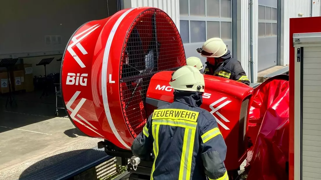 FW-OLL: Ausgelöste Brandmeldeanlage verhindert Schlimmeres - Erster Realeinsatz für Großlüfter der Kreisfeuerwehr Oldenburg - Bild: presseportal.de