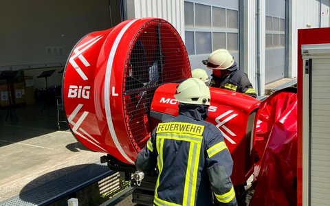 FW-OLL: Ausgelöste Brandmeldeanlage verhindert Schlimmeres - Erster Realeinsatz für Großlüfter der Kreisfeuerwehr Oldenburg - Foto: presseportal.de