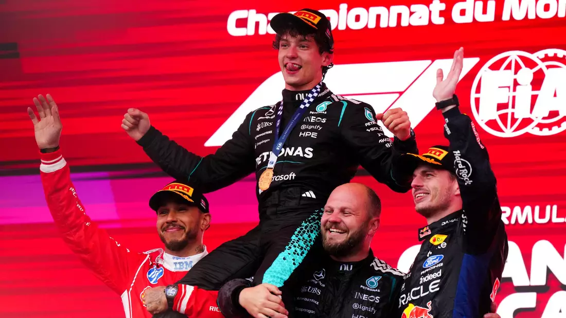Antonelli lässt sich auch von zwei Formel-1-Stars feiern.   - Bild: Bradley Collyer/PA Wire/dpa