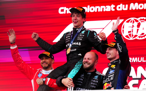 Antonelli lässt sich auch von zwei Formel-1-Stars feiern.   - Foto: Bradley Collyer/PA Wire/dpa