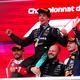 Antonelli lässt sich auch von zwei Formel-1-Stars feiern.   - Foto: Bradley Collyer/PA Wire/dpa