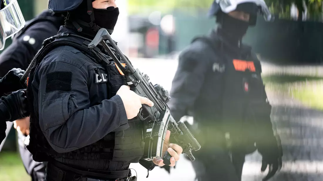 Bewaffnete Einsatzkräfte bewachen das Gerichtsgelände. (Archivbild) - Bild: Sina Schuldt/dpa