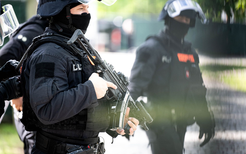 Bewaffnete Einsatzkräfte bewachen das Gerichtsgelände. (Archivbild) - Foto: Sina Schuldt/dpa