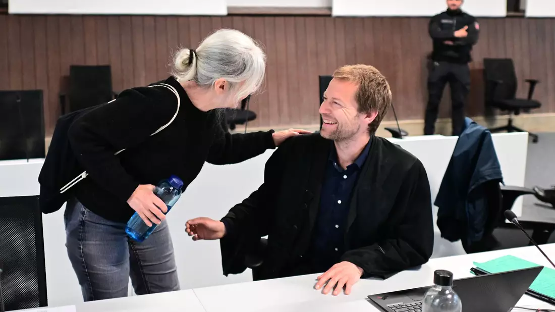 Klette und ihr Anwalt wirken freundschaftlich vertraut miteinander. (Archivbild) - Bild: Sina Schuldt/dpa