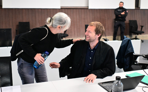 Klette und ihr Anwalt wirken freundschaftlich vertraut miteinander. (Archivbild) - Foto: Sina Schuldt/dpa