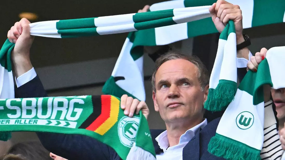 VW-Chef Oliver Blume beim ersten Relegationsspiel des VfL Wolfsburg. - Bild: Swen Pförtner/dpa