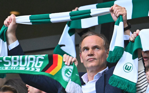 VW-Chef Oliver Blume beim ersten Relegationsspiel des VfL Wolfsburg. - Foto: Swen Pförtner/dpa