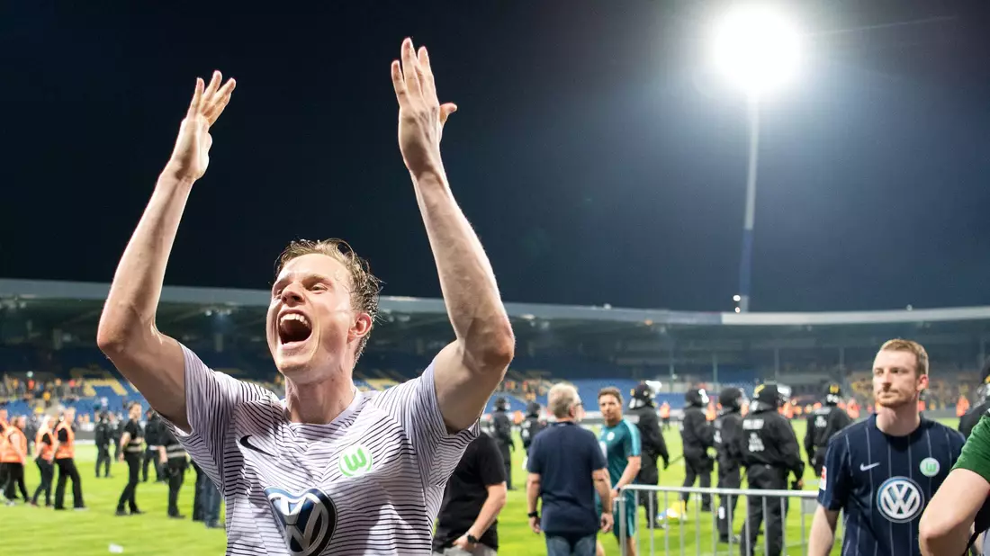 Wolfsburger Jubel nach der Relegation in Braunschweig. - Bild: Julian Stratenschulte/dpa