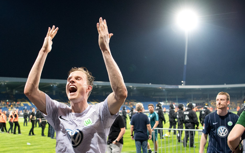 Wolfsburger Jubel nach der Relegation in Braunschweig. - Foto: Julian Stratenschulte/dpa
