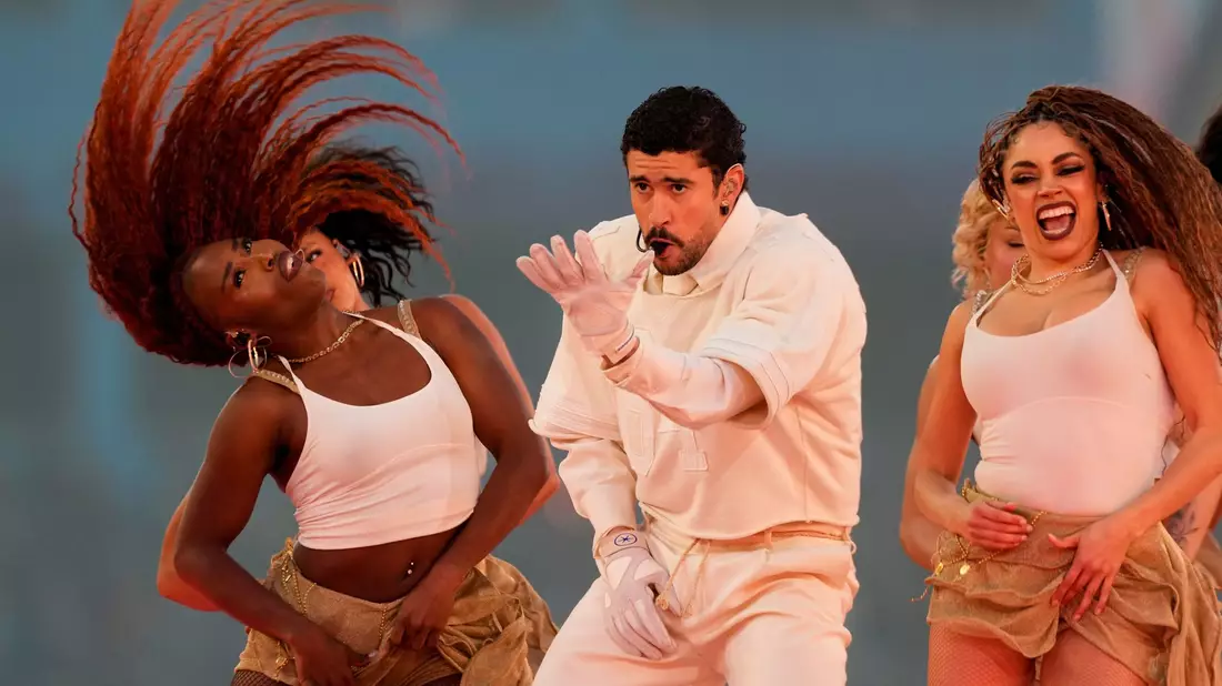 Bad Bunny tourt jetzt durch Europa. (Archivbild) - Bild: Morry Gash/AP/dpa