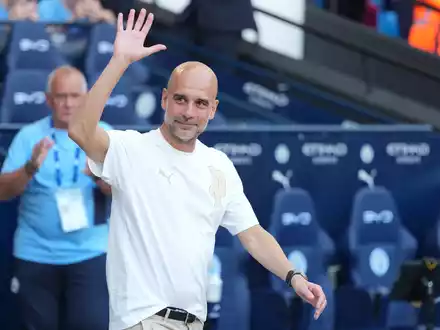 Nach zehn Jahren verabschiedete sich Trainer Pep Guardiola bei Manchester City. - Foto: Alastair Grant/AP/dpa