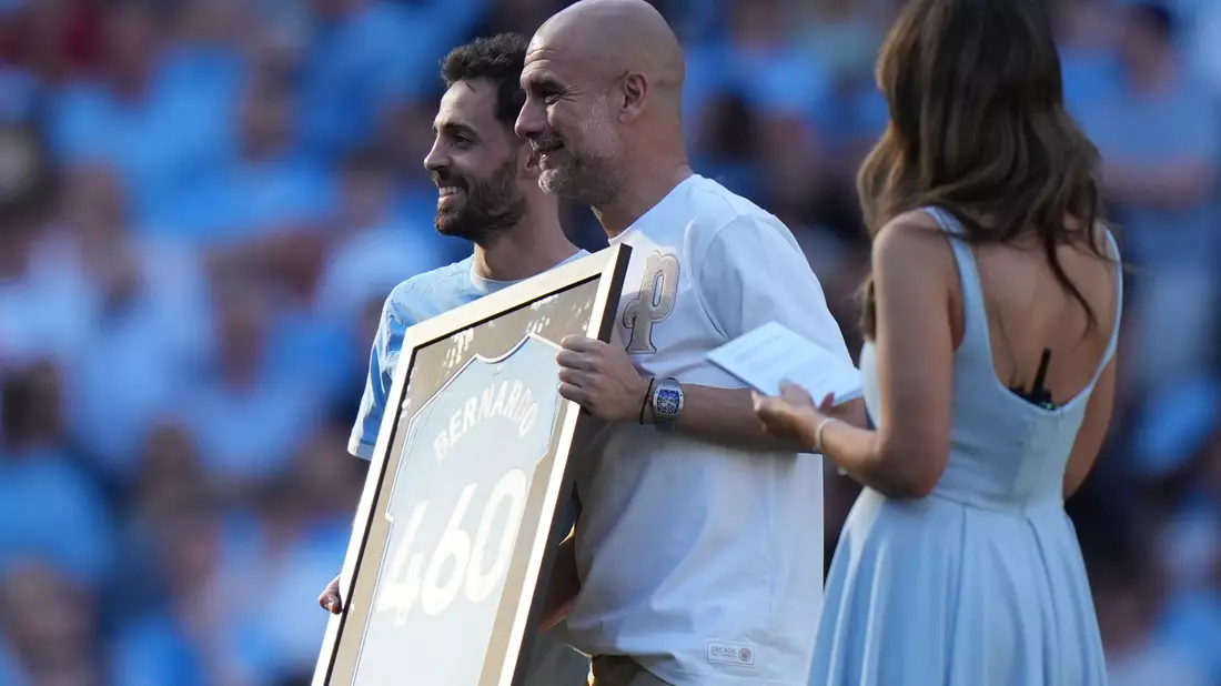 Bernardo Silva (l) und Trainer Pep Guardiola während einer Zeremonie nach ihrem letzten Spiel für Manchester City. - Bild: Alastair Grant/AP/dpa