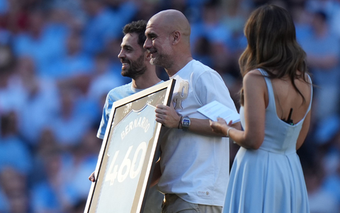 Bernardo Silva (l) und Trainer Pep Guardiola während einer Zeremonie nach ihrem letzten Spiel für Manchester City. - Foto: Alastair Grant/AP/dpa