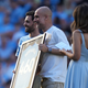 Bernardo Silva (l) und Trainer Pep Guardiola während einer Zeremonie nach ihrem letzten Spiel für Manchester City. - Foto: Alastair Grant/AP/dpa
