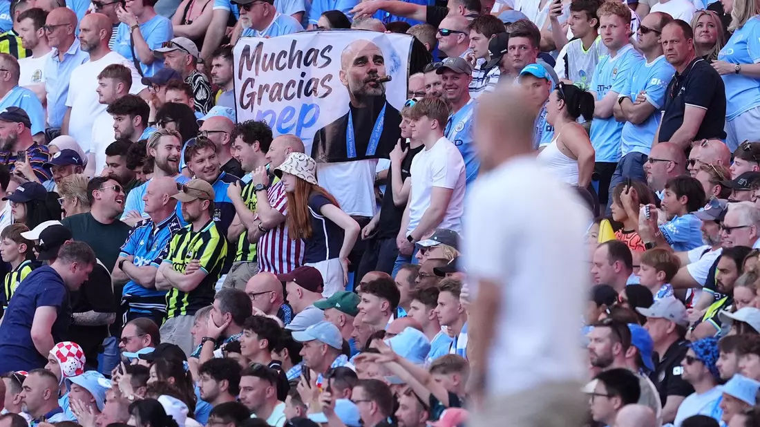 Die Fans würdigten ihren Erfolgscoach Pep Guardiola zum Abschied mit Transparenten. - Bild: Martin Rickett/PA Wire/dpa