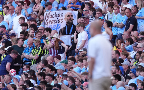 Die Fans würdigten ihren Erfolgscoach Pep Guardiola zum Abschied mit Transparenten. - Foto: Martin Rickett/PA Wire/dpa