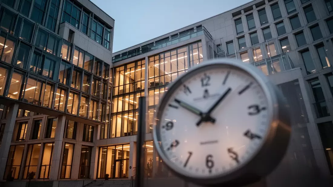 Arbeitszeitgesetz: Merz plant Abschaffung des Acht-Stunden-Tags - Bild: über boerse-global.de