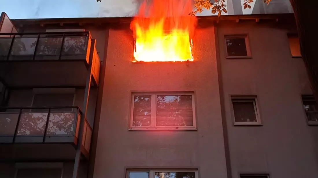 FW Lehrte: Wohnung in Lehrte brennt komplett aus - Bild: presseportal.de