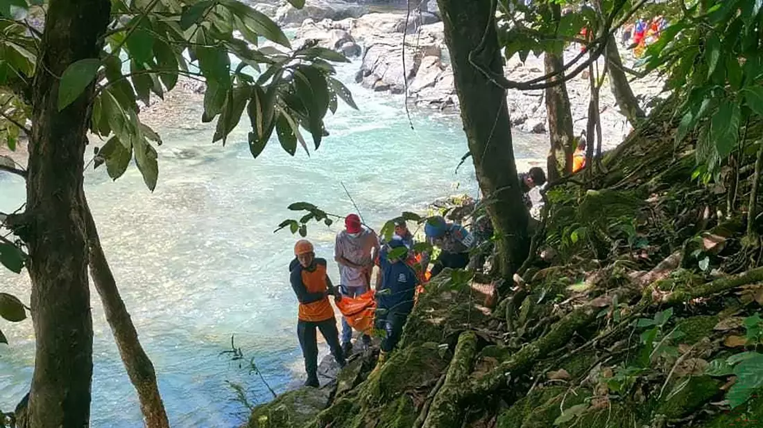 Die beiden Österreicher waren von einer Hängebrücke in die Tiefe gestürzt.  - Bild: -/Maumere Search and Rescue Office/dpa