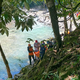 Die beiden Österreicher waren von einer Hängebrücke in die Tiefe gestürzt.  - Foto: -/Maumere Search and Rescue Office/dpa