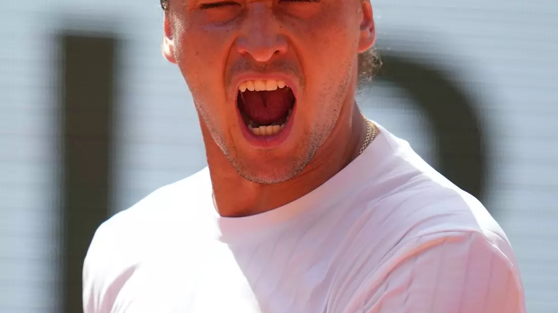 Die Emotionen müssen raus bei Alexander Zverev.  - Bild: Christophe Ena/AP/dpa