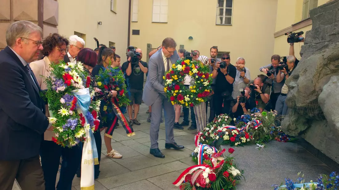 Zum Abschluss des Sudetendeutschen Tags wurden an einem ehemaligen Gestapo-Gefängnis Kränze und Blumen niedergelegt. - Bild: Michael Heitmann/dpa