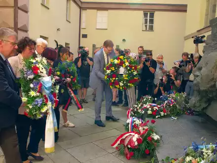 Zum Abschluss des Sudetendeutschen Tags wurden an einem ehemaligen Gestapo-Gefängnis Kränze und Blumen niedergelegt. - Foto: Michael Heitmann/dpa