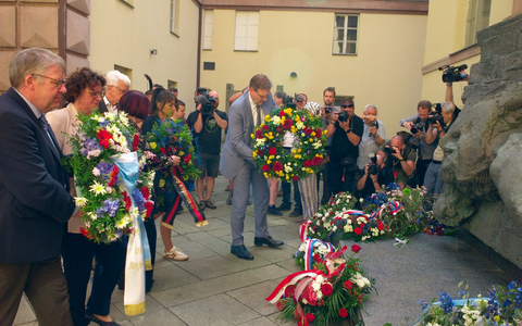 Zum Abschluss des Sudetendeutschen Tags wurden an einem ehemaligen Gestapo-Gefängnis Kränze und Blumen niedergelegt. - Foto: Michael Heitmann/dpa
