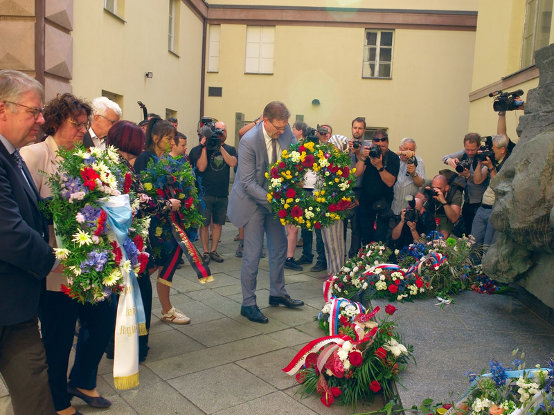 Zum Abschluss des Sudetendeutschen Tags wurden an einem ehemaligen Gestapo-Gefängnis Kränze und Blumen niedergelegt. - Foto: Michael Heitmann/dpa