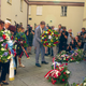 Zum Abschluss des Sudetendeutschen Tags wurden an einem ehemaligen Gestapo-Gefängnis Kränze und Blumen niedergelegt. - Foto: Michael Heitmann/dpa