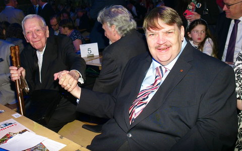 Bernd Posselt (r), Sprecher der Sudetendeutschen Volksgruppe, mit dem Schriftsteller Milan Uhde (l), dem diesjährigen Preisträger des Europäischen Karlspreises der Sudetendeutschen, an einem Tisch. - Foto: Michael Heitmann/dpa