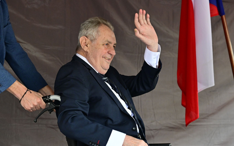 Miloš Zeman, ehemaliger Staatspräsident von Tschechien, wurde bei der Demo gegen den Sudetendeutschen Tag im Rollstuhl auf das Podium geschoben. - Foto: Šálek Václav/CTK/dpa