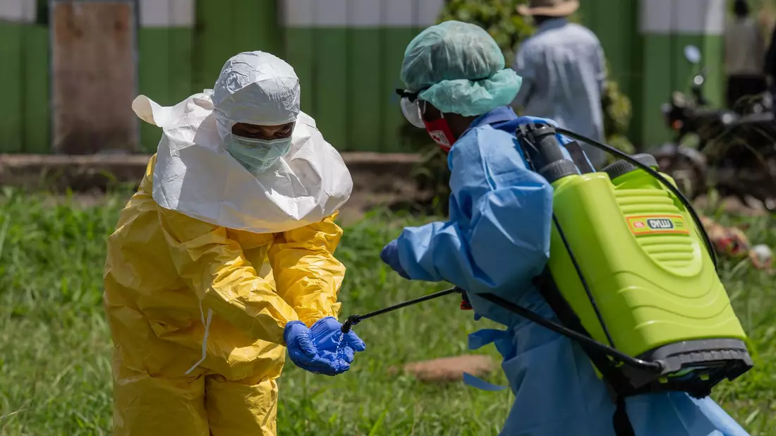 Nach dem Ebolaausbruch im Kongo und in Uganda gibt es bereits mehr als 900 Verdachtsfälle vor allem in der Demokratischen Republik Kongo. (Archivbild) - Bild: Moses Sawasawa/AP/dpa