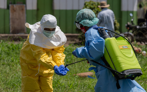 Nach dem Ebolaausbruch im Kongo und in Uganda gibt es bereits mehr als 900 Verdachtsfälle vor allem in der Demokratischen Republik Kongo. (Archivbild) - Foto: Moses Sawasawa/AP/dpa