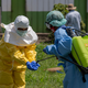 Nach dem Ebolaausbruch im Kongo und in Uganda gibt es bereits mehr als 900 Verdachtsfälle vor allem in der Demokratischen Republik Kongo. (Archivbild) - Foto: Moses Sawasawa/AP/dpa